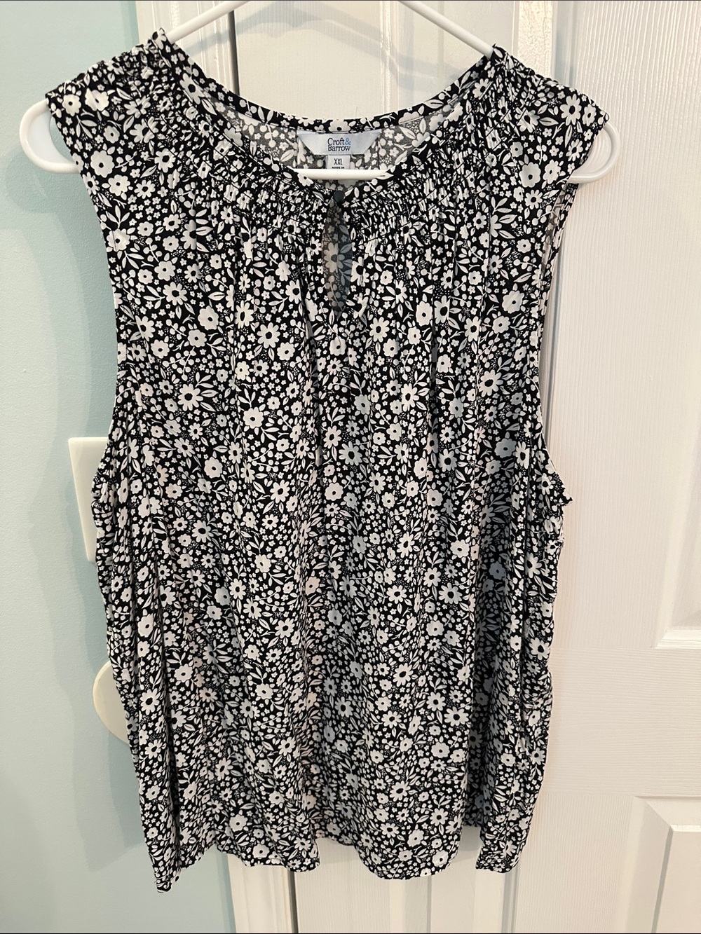 croft & barrow Black and White Floral Sleeveless Tank